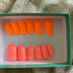 Two-toned peach press on nails